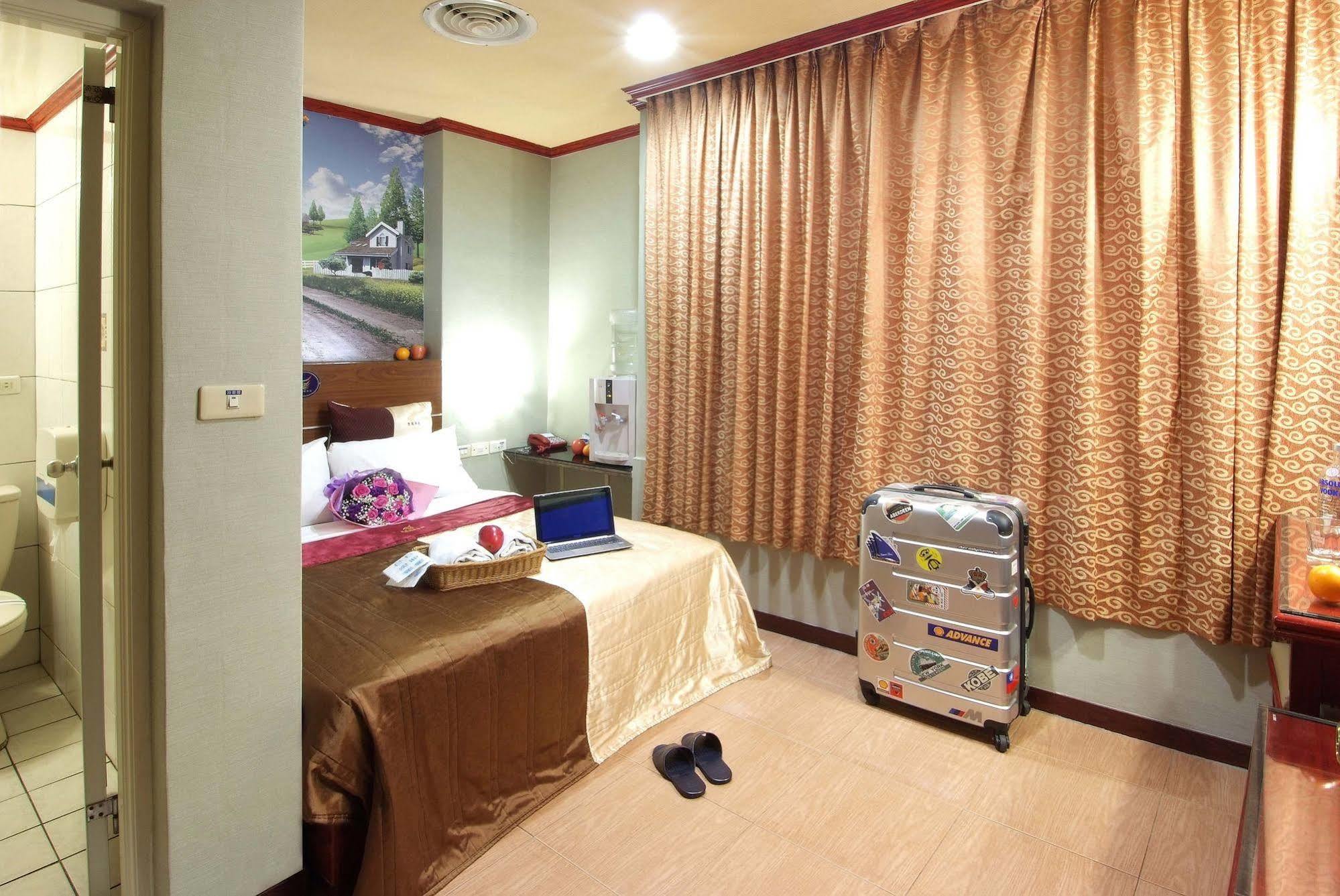 Golden Swallow Hotel Kota Hsinchu Bagian luar foto