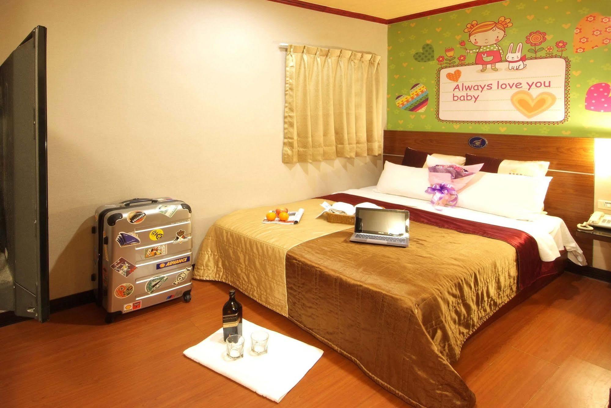 Golden Swallow Hotel Kota Hsinchu Bagian luar foto