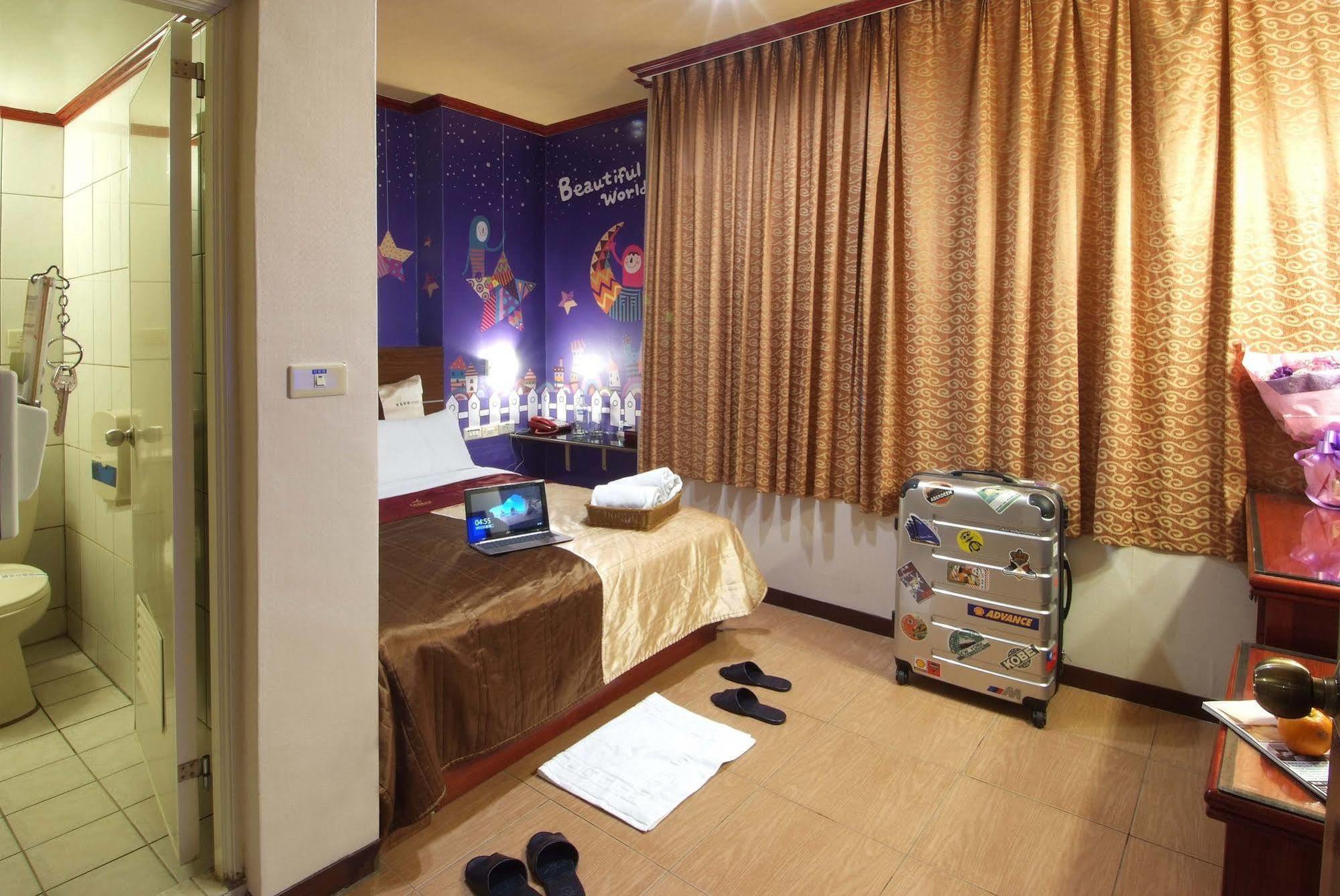 Golden Swallow Hotel Kota Hsinchu Bagian luar foto