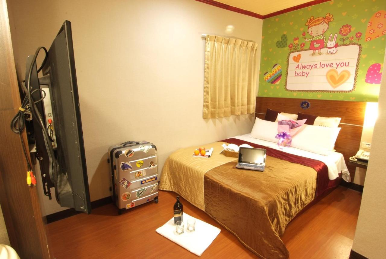Golden Swallow Hotel Kota Hsinchu Bagian luar foto